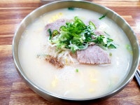 카메라에 담은 식당에서 먹은 면공깃밥입니다