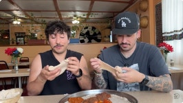 딱봐도 찝찝해보이는 식당에 찾아가본 유튜버