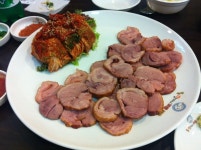 훈제 오리보쌈과 파닭