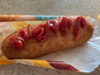 편의점에서 구입한 점보 크리스피 모짜핫도그