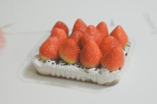 편의점산 떠먹는 케이크 간편하게 딸기로 올렸습니다