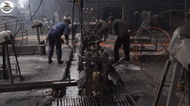 고철을 녹여 못을 만드는 노동자들