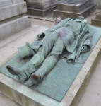 동상을 본 남자와 여자의 닮은 점JPG