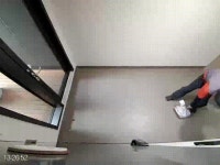 배달음식 발로 툭 문앞으로뒤늦게 CCTV 확인한 손님 기분 더럽다