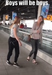 애들은 나이를 먹어도 애다gif
