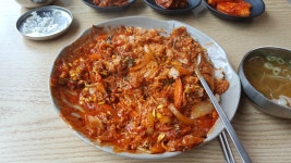 집 근처에 있는 전주콩나물 국밥집에서 파는 제육덮밥