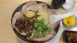 몹시 압도적인 비쥬얼의 돈코츠라멘