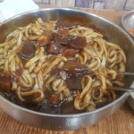 시장 칼국수집에서 먹은 짜장면