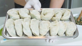 직접 빚은 만두로 요리 만들기