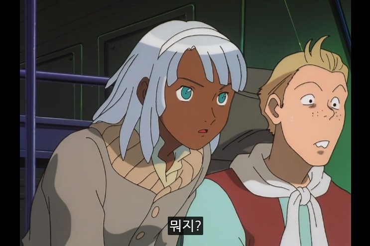 로랑 세아크가 평상복 차림으로 마을 사람들과 어울리는 장면