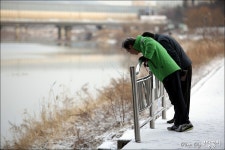 야 저기 저 저 떠내려가는 놈 뭐냐