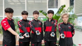 T1 티파니앤코 제작 2022 LCK 스프링 우승 기념 반지 수령