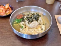 진한 멸치 향이 풍기는 국수 한 그릇