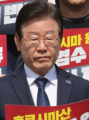 삭발하는 윤재갑 바라보는 이재명 | 정치유머 게시판 삭발하는 윤재갑 바라보는 이재명 | 정치유머 게시판 | 루리웹
