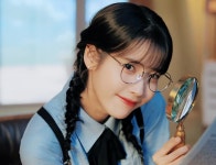 안경 착용한 지은 언니