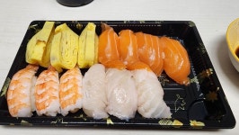 초밥과 라가불린 위스키 한 잔