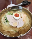점심은 먹은거야 왜 밀면은 짬짜면 같은게 없지