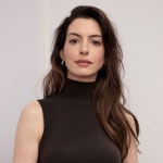 아담 드라이버 앤 해서웨이 영화 얼론 앳 던 주연 캐스팅