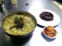 칼국수를 시키니 스테이크를 주네요