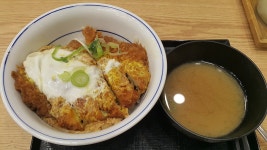 신주쿠 카레의 신주쿠 카레라이스 카츠야의 카츠동