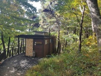 무등산 등산로에 새로 지어진 화장실 논란