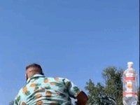 병뚜껑 챌린지하는 아저씨.GIF | 유머 게시판 병뚜껑 챌린지하는 아저씨.GIF | 유머 게시판 | 루리웹
