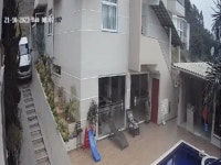 1층 같은 지하 수영장과 차고가 있는 집