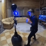 집에서 복싱 연습하는 꼬마애 ㄷㄷㄷgif