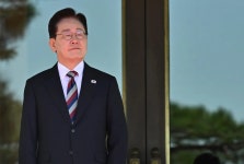 [속보]이 대통령, 18일 기자회견…지지율 하락 돌파구 마련할까 | Flipboard