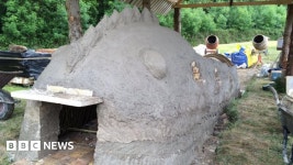Traditional Japanese anagama kiln opened up at Wytham - BBC News Traditional Japanese anagama kiln opened up at Wytham