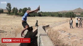 하루에 여섯 시간 거꾸로 서는 물구나무 서기의 달인 - BBC News 코리아