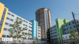 Southampton University residence staff strike over pay cut - BBC News Southampton University residence staff strike over pay cut