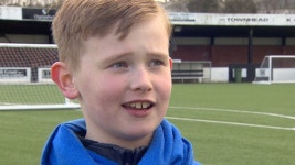 One 10-year-old, 14 stadiums, four days & 28 miles - BBC Sport One 10-year-old, 14 stadiums, four days & 28 miles