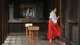 Shindos Yasukuni shrine visit irks Japans neighbours - BBC News Shindos Yasukuni shrine visit irks Japans neighbours
