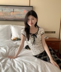 일루아 [여름신상💞]로벤 잔꽃 배색 플라워 리본 반팔티