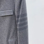 톰브라운(Thom Browne) | 톰브라운 4바 스트라이프 플레인 위빙 체스터필드 오버코트 MOC005A 06146 025 [2] 사선완장 울 캐시미어 코트... 