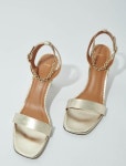 마쥬(Maje) | 골드 메탈릭 가죽 샌들 Gold metallic leather sandals MFACH00674 J003 | 트렌비
