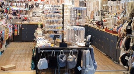 산들바람 : 고속터미널 지하상가 고투몰 악세사리 매장... 산들바람 / 고속터미널 지하상가   고투몰 악세사리 매장 산들바람입니다 / 2,400,000원