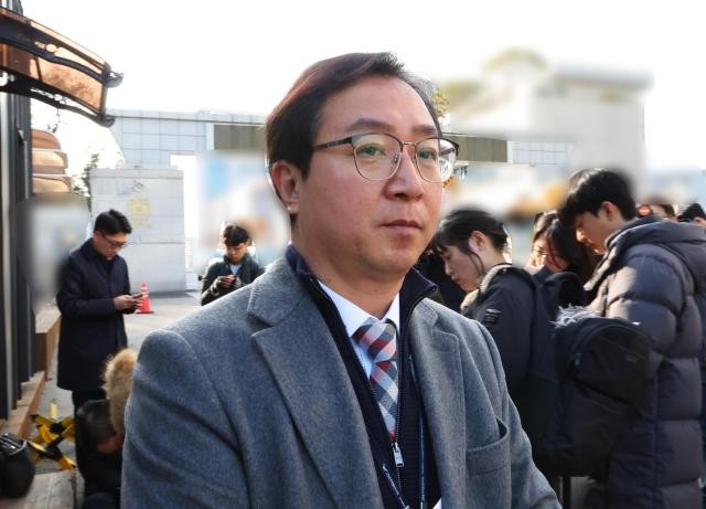 윤석열 전 대통령, 속옷만 착용하고 누워 영장 집행 거부...특검 물리력 사용 예상