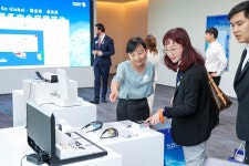 [사진] 기업 제품 살펴보는 글로벌 서비스센터 방문객 | 이코노믹데일리