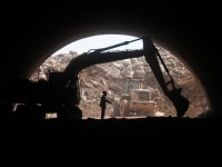 [사진] 터널 공사 현장에서 굴착기 작업 지휘하는 中 근로자 | 이코노믹데일리