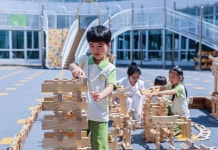 [사진] 차곡차곡, 블록 쌓아 올리는 中 저장성 유치원생 | 이코노믹데일리
