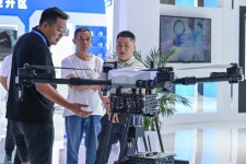 [사진] 中 충칭, 빌딩외벽 청소 드론 시연하는 참가업체 | 이코노믹데일리