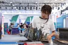 [사진] 팝업북에 푹 빠진 中 어린이 | 이코노믹데일리