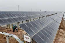 [사진] 어업+태양광 상호보완 태양광발전소 둘러보는 中 창저우 전력회사 직원 | 이코노믹데일리