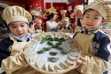 [사진] 고사리손으로 빚은 먹음직한 만두 | 이코노믹데일리