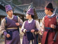 ‘김유정’과 찰떡 우정을 자랑할 화공 친구들 : 비하인드 포토 : SBS ‘김유정’과 찰떡 우정을 자랑할 화공 친구들
