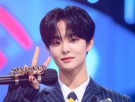 [포토스케치] 3MC 인가 주식회사 출근 완료! - 스페셜MC 지훈 (3) : 현장포토 : SBS [포토스케치] 3MC 인가 주식회사 출근 완료! - 스페셜MC... 