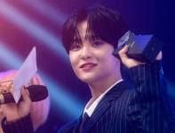 [포토스케치] 3MC 인가 주식회사 출근 완료! - 스페셜MC 지훈 (8) : 현장포토 : SBS [포토스케치] 3MC 인가 주식회사 출근 완료! - 스페셜MC... 