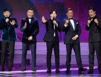 ‘순정파이터’팀, 신 스틸러상 시상자로 등장 : 현장포토 : SBS ‘순정파이터’팀, 신 스틸러상 시상자로 등장